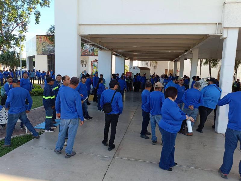 Trabajadores sindicalizados toman el Ayuntamiento de Guasave