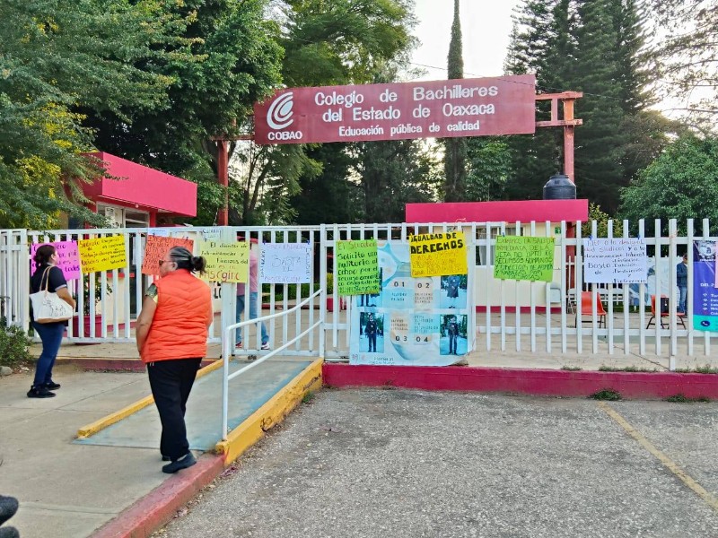 Trabajadores sindicalizados toman plantel 01 del COBAO