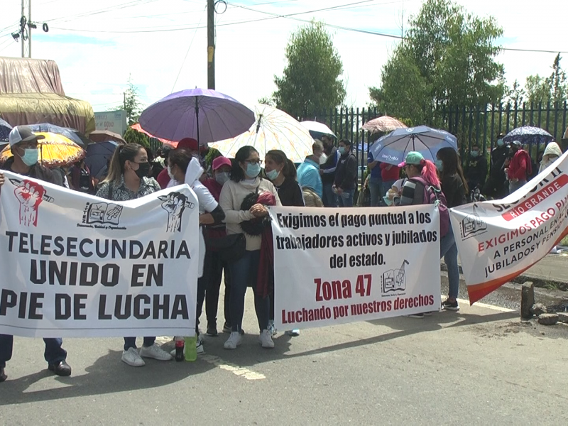 Trabajadores toman carreteras federales por falta de pago