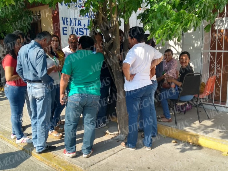 Trabajadores toman la Delegación de Servicios Educativos