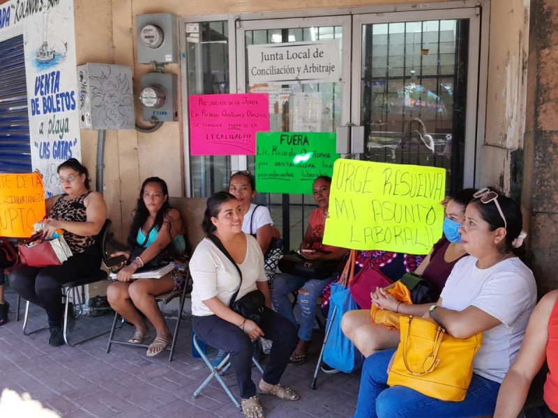 Trabajadores toman la Junta de Conciliación y Arbitraje Zihuatanejo
