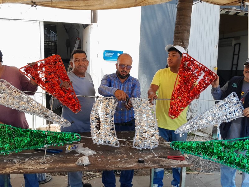 Trabajadores veracruzanos encargados de embellecer las fiestas patrias