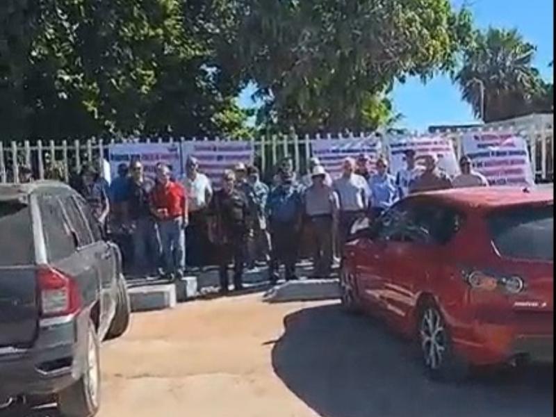 Trabajadores y jubilados de PEMEX realizan protesta por servicios de salud