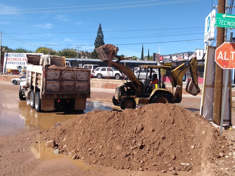 Trabajan en remoción de tierra arrastrada por lluvias