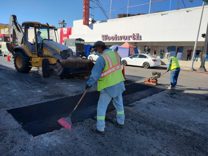 Trabajan en bacheo en Avenida Serdán