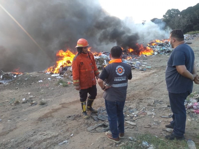 Trabajan en incendios de basureros en Veracruz