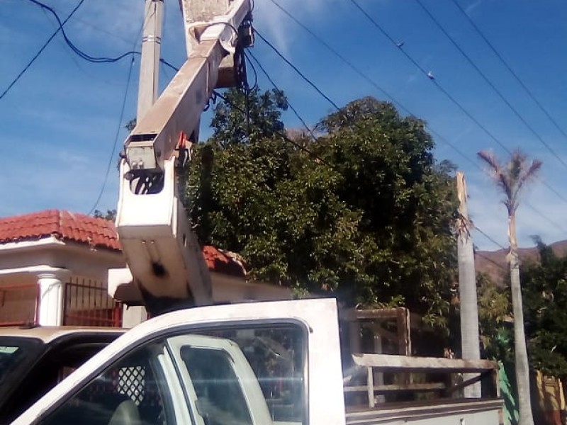 Trabajan en la iluminaciòn de la ciudad