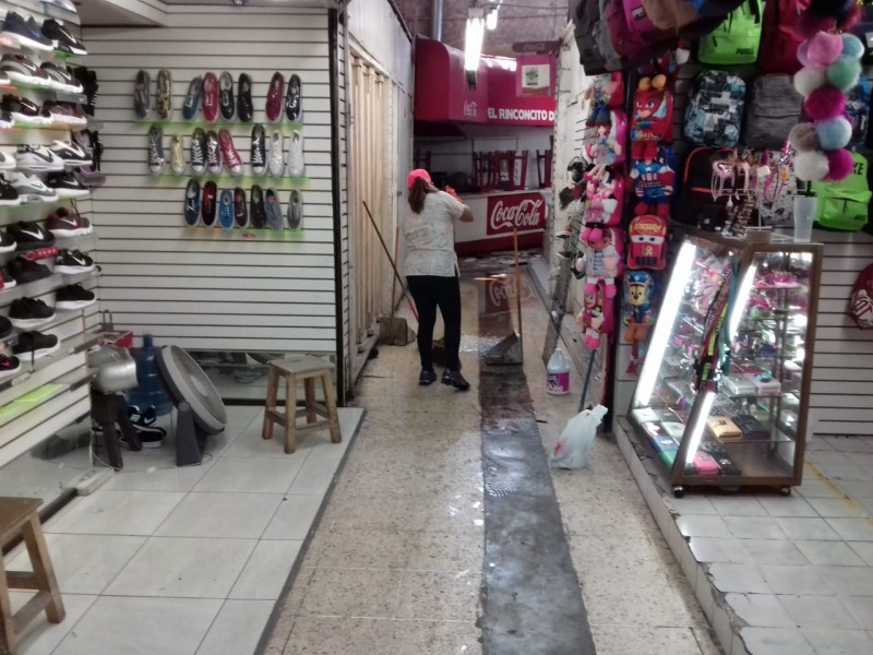 Trabajan en Mercado por aguas negras