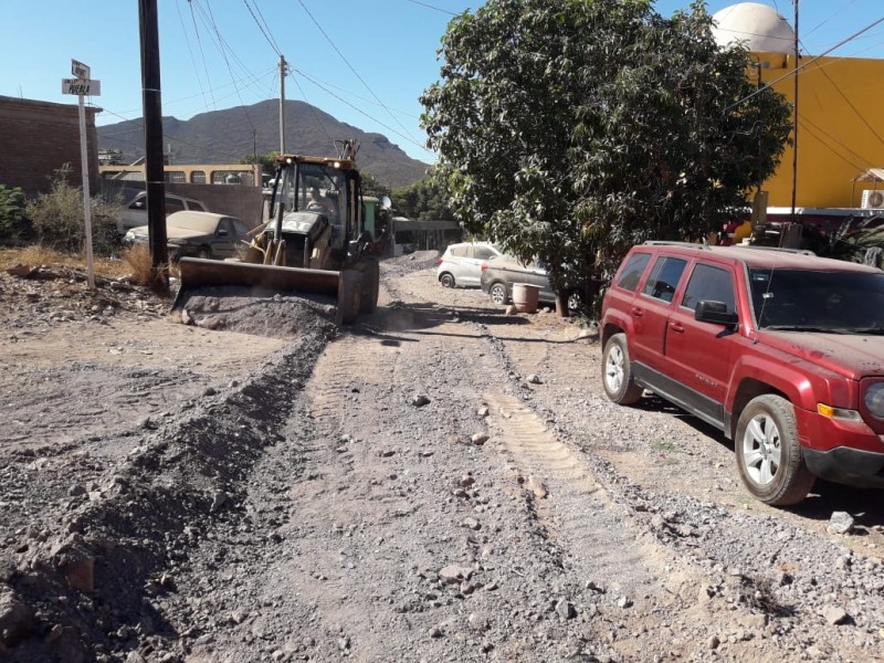 Trabajan en nivelación de calles en la localidad