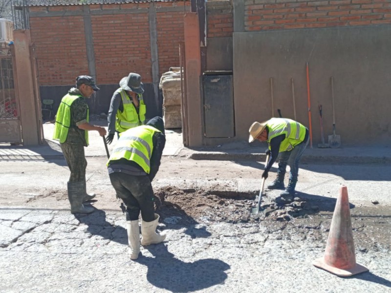 Trabajan en reparación de fugas de aguas negras