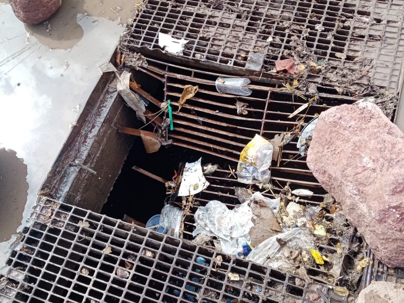 Trabajan en retiro de basura en rejillas del Malecón