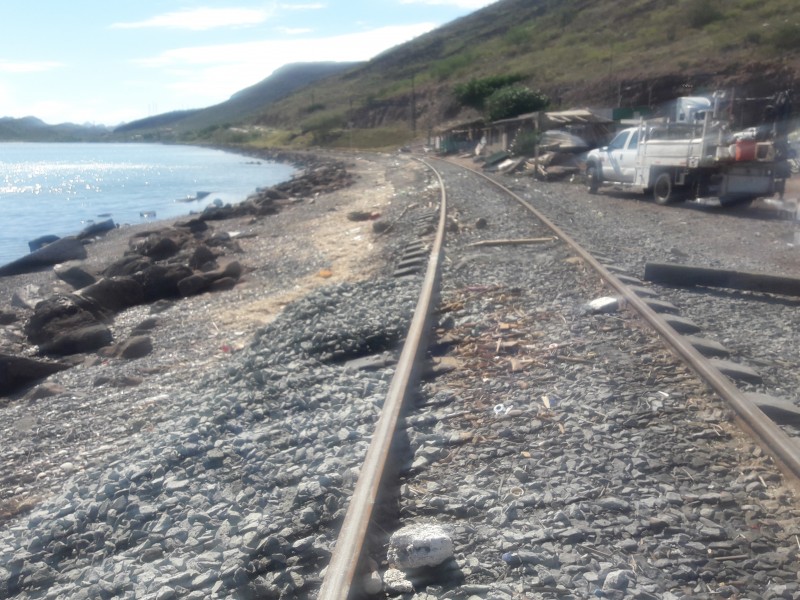 Trabajan en vías del tren