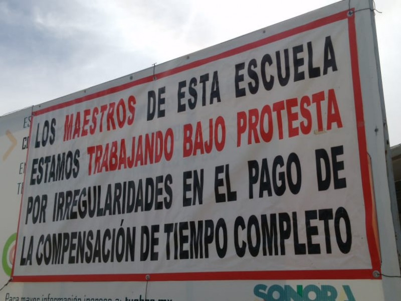 Trabajan maestros bajo protesta