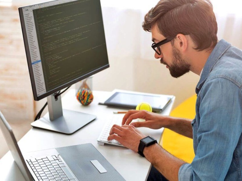 Trabajar sentado: consejos para prevenir dolores y problemas