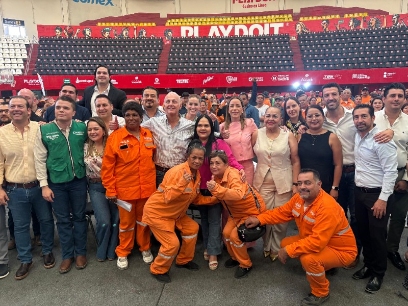 Trabajares de La Ola reciben uniformes y les prometen estímulo económico