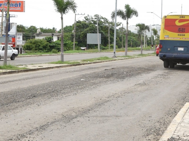 Trabajos de bacheo en Salina Cruz, ineficientes para usuarios