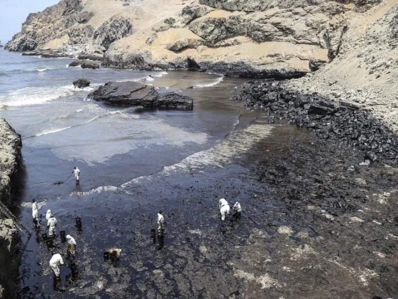 Trabajos de limpieza de crudo en Perú terminarán hasta febrero