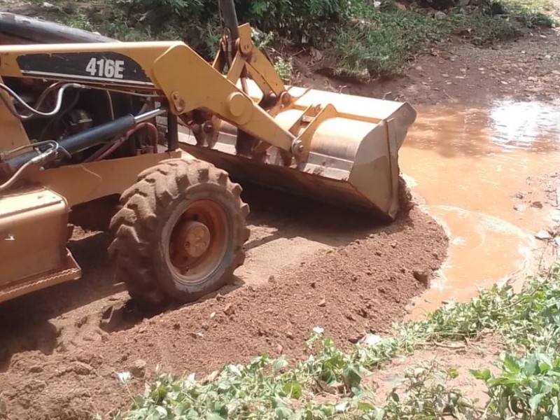 Trabajos de limpieza en arroyo Basaguya protegen barrios de inundaciones en Tehuantepec