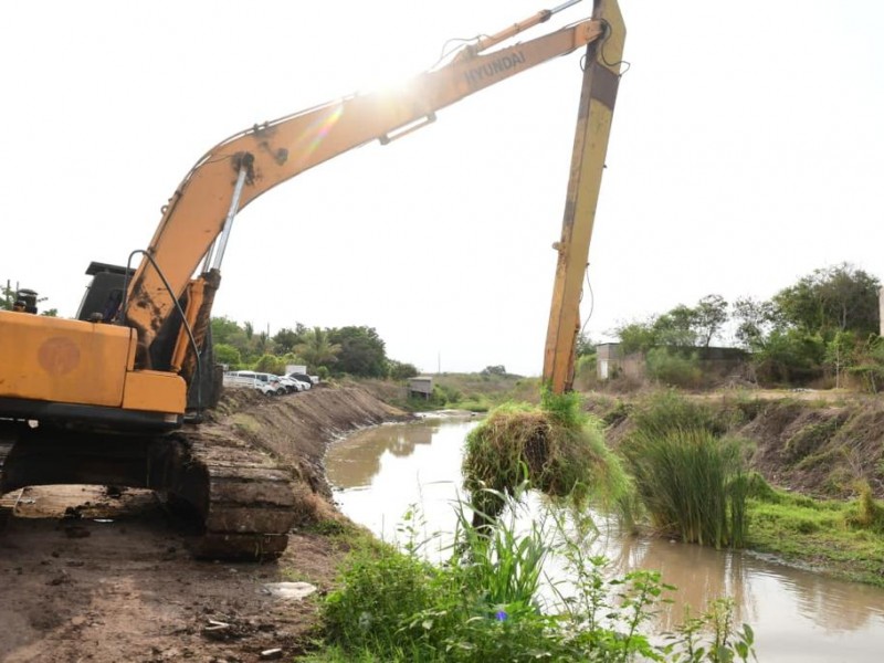 Trabajos de limpieza y desazolve en arroyos, drenes y canales