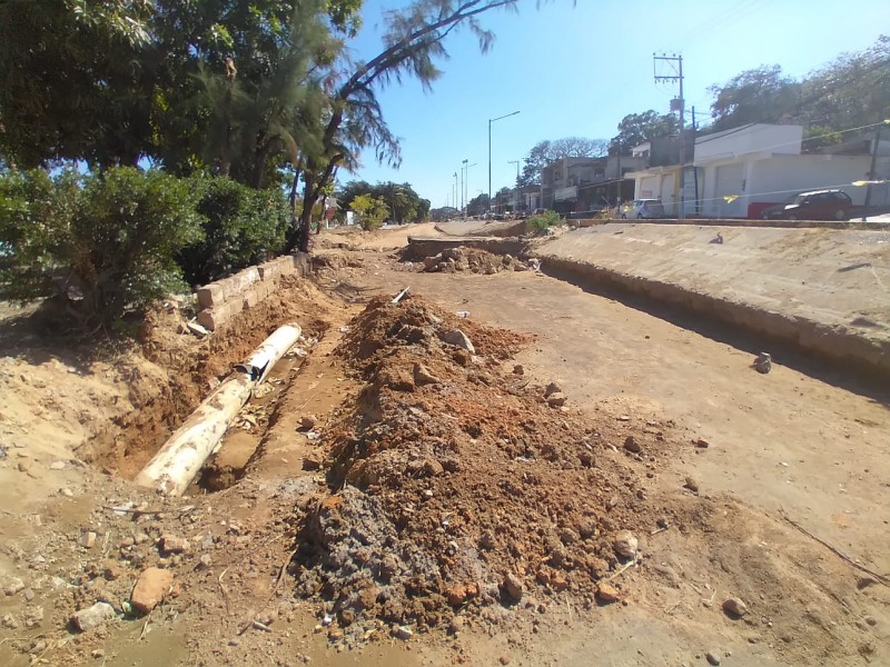 Trabajos de rehabilitación al ferrocarril afecta tuberías de agua potable