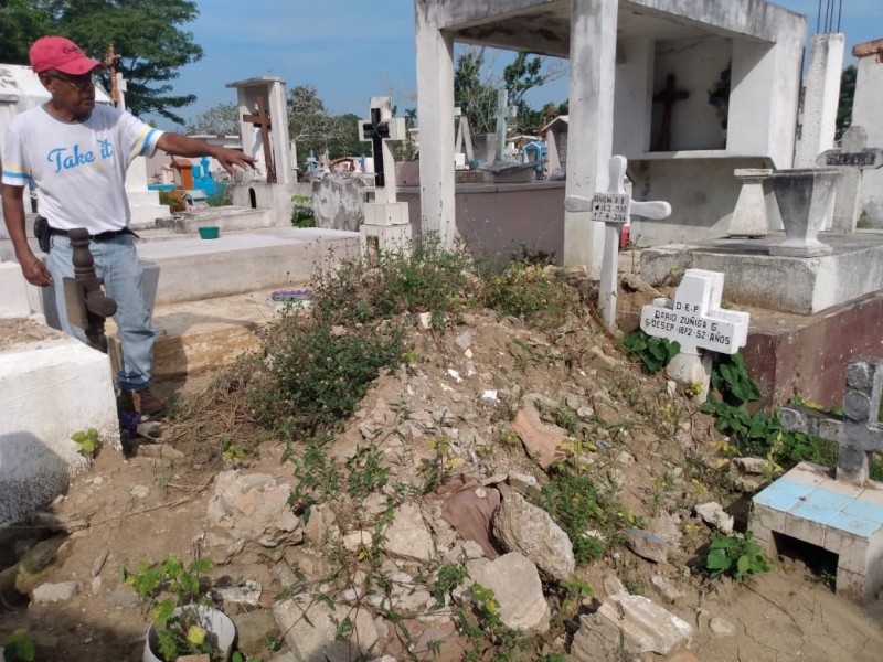 Trabajos no supervisados de albañilería afectan tumbas en el Galeana