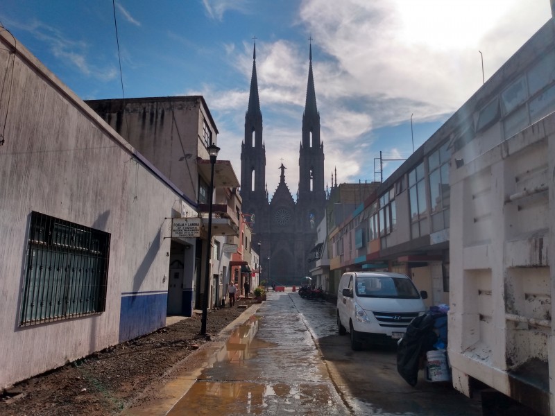 Trabajos para peatonalizar calle Cazares, generan inconformidad en vecinos