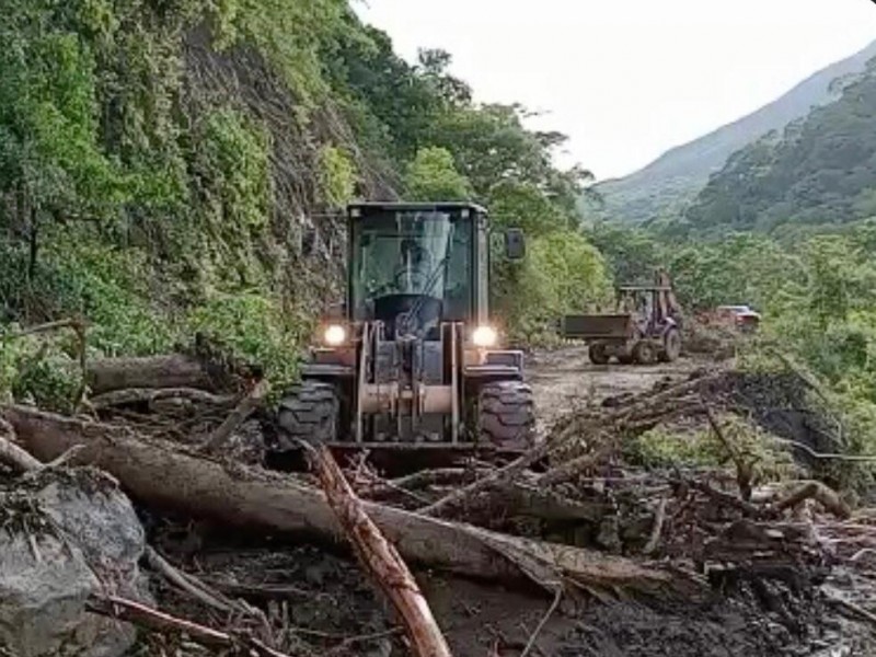 Inician trabajos para reestablecer caminos en Badiraguato