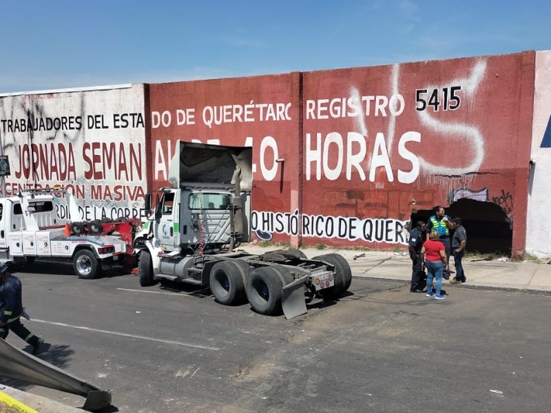 Tractocamión provoca fuerte accidente en la carretera 57