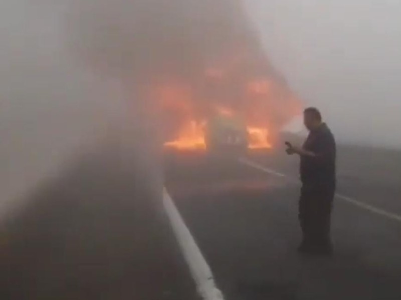 Tractocamión se incendia en la Puebla-Orizaba