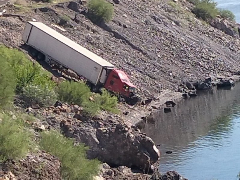 Tractocamión se sale del camino en la carretera Loreto-Heroica Mulegé