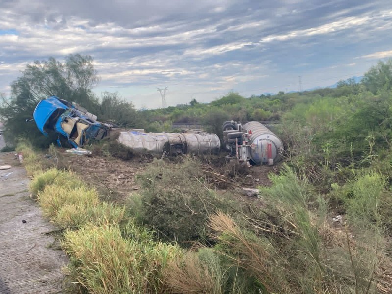 Tractocamión vuelca en Carretera Estación Don–Los Toltecas; una persona lesionada