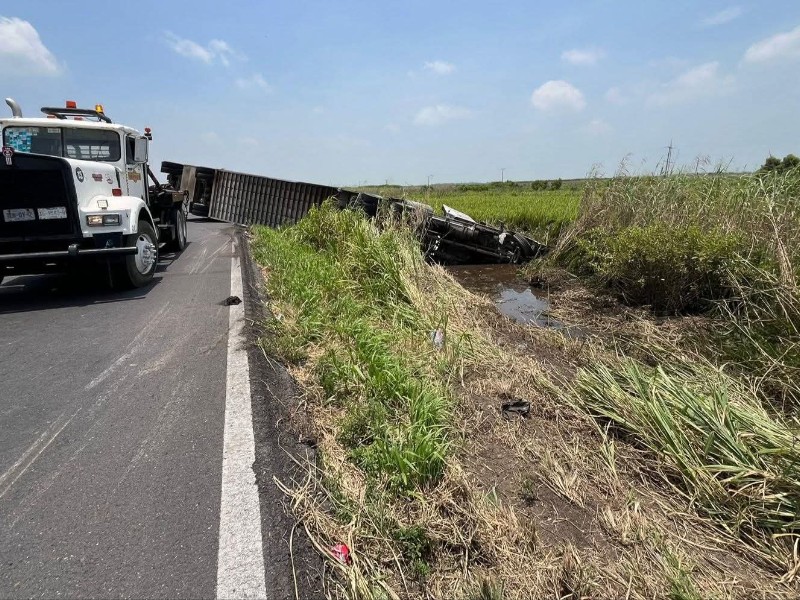Tractocamión vuelca en Las Matas; conductor resulta con lesiones menores