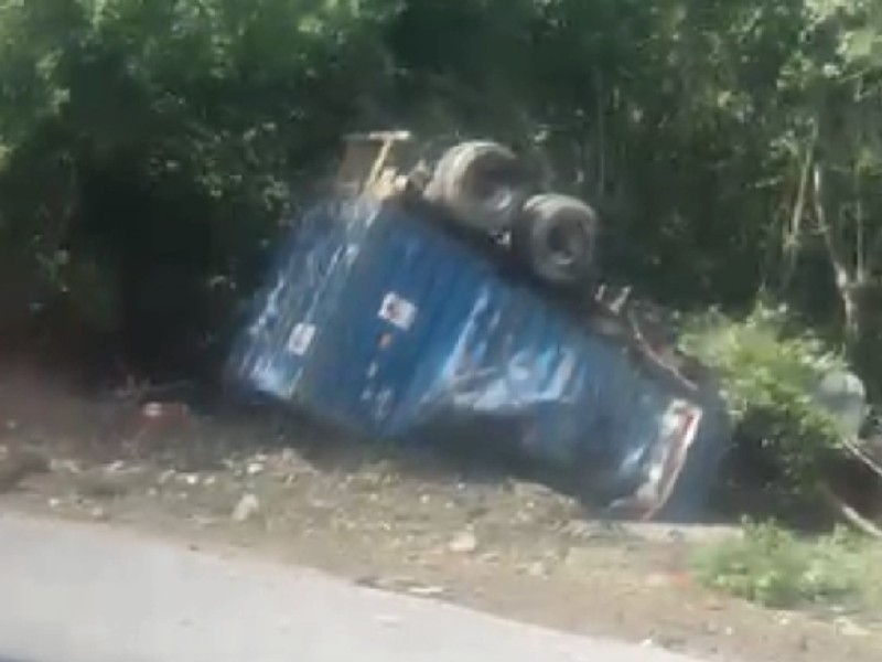 Tractocamión vuelca sobre autopista, operador quedó atrapado