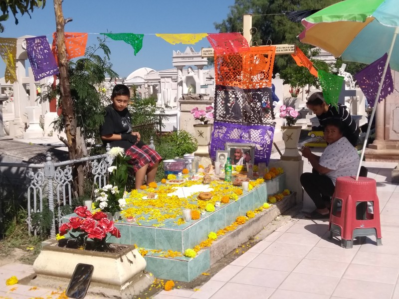 Tradición y color en panteones laguneros