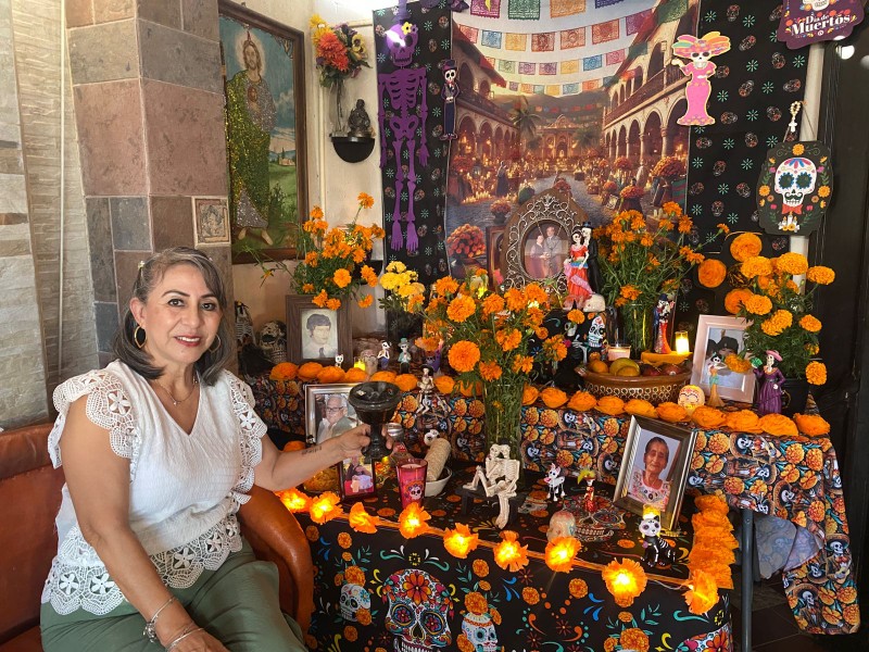 Tradición y memoria: el altar de Beatriz ilumina cada Día de Muertos Tradición y memoria: el altar de Beatriz ilumina cada Día de Muertos