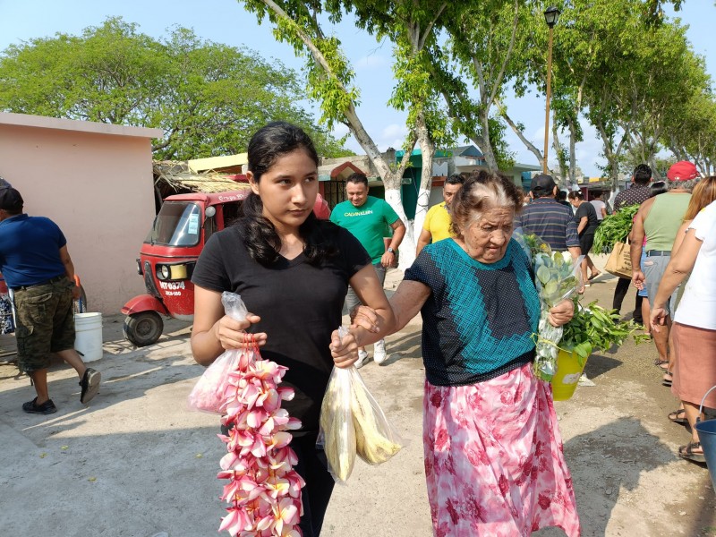 Tradicional visita; día de las madres en panteones de Juchitán