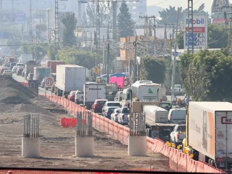 Tráfico colapsa en Querétaro por cierres y obras
