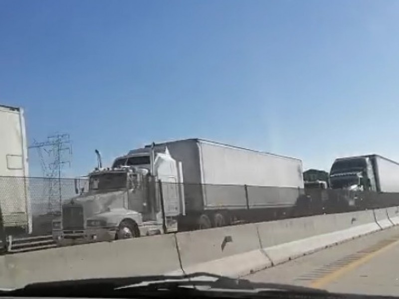 Tráfico intenso en autopista Puebla-Orizaba por caravana de migrantes