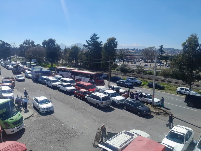 Tráfico y dobles filas en el mercado Palmillas