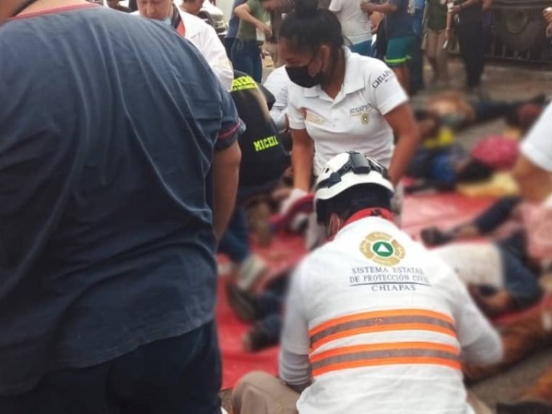 Mueren 53 migrantes, tras volcadura de tráiler en Tuxtla Gutiérrez