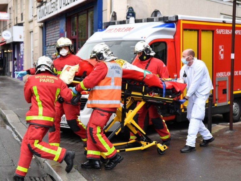 Tragedia en París: 2 heridos graves por ataque con cuchillo