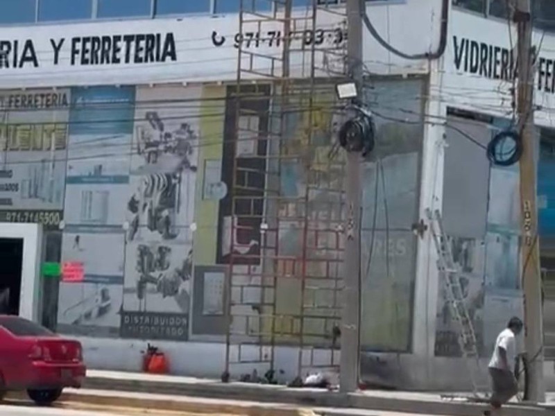Tragedia en Salina Cruz, trabajador recibe fuerte descarga eléctrica