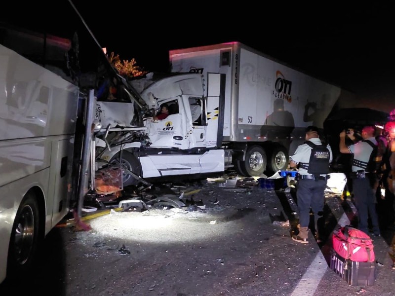 Escuinapa: 5 muertos y 43 heridos en camionazo