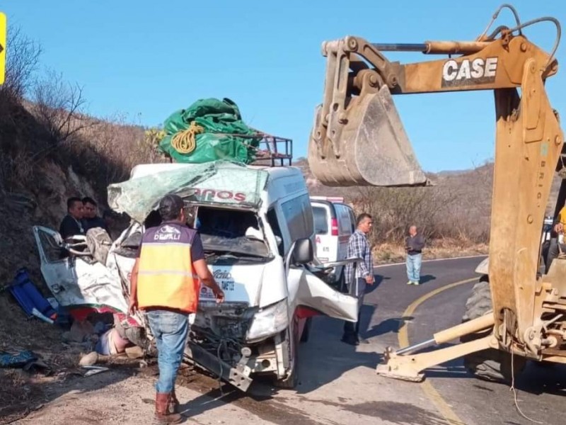 Trágico accidente en Oaxaca, camioneta de pasajeros sufre volcadura