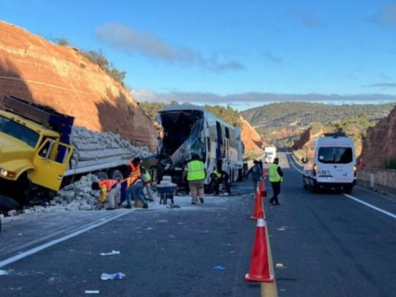 Trágico choque en autopista Oaxaca-Cuacnopalan deja muertos y numerosos heridos