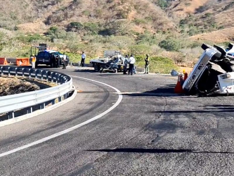 Tráiler arrolla a trabajadores de la Autopista Jala-Compostela