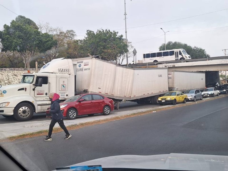 Tráiler atorado en puente generó intenso tráfico en carretera 57