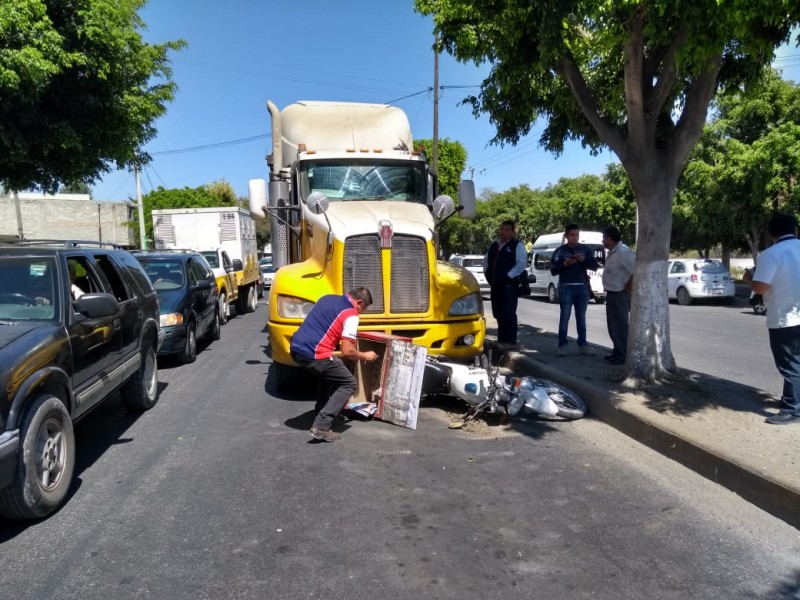Tráiler atropelló a repartidor en avenida Morelos