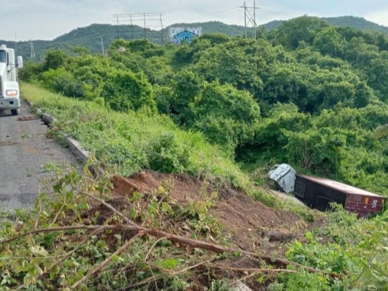 Tráiler cae a barranco y paraliza el tránsito en autopista