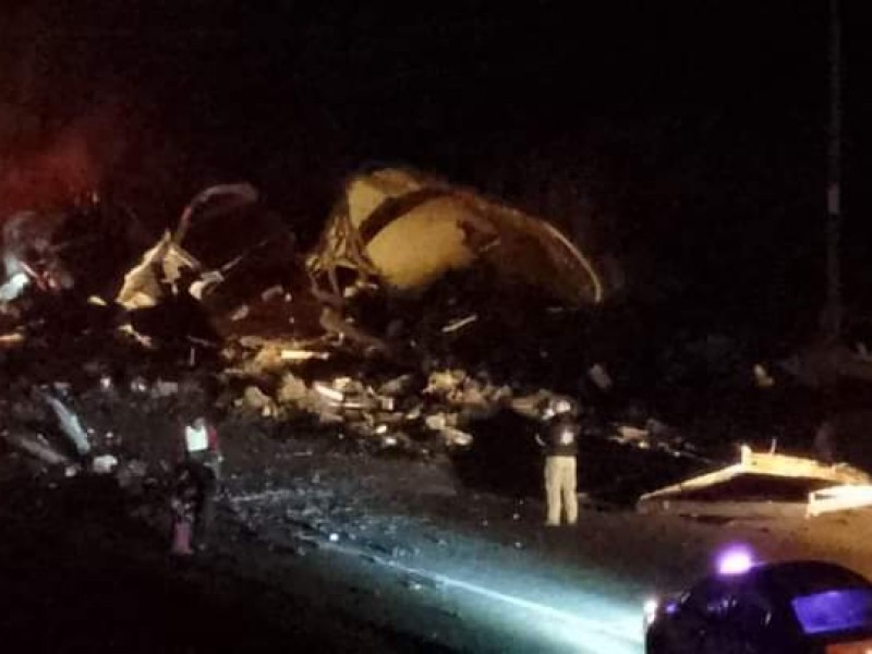 Tráiler cae del puente en la vía Ocozocoautla- Las Choapas